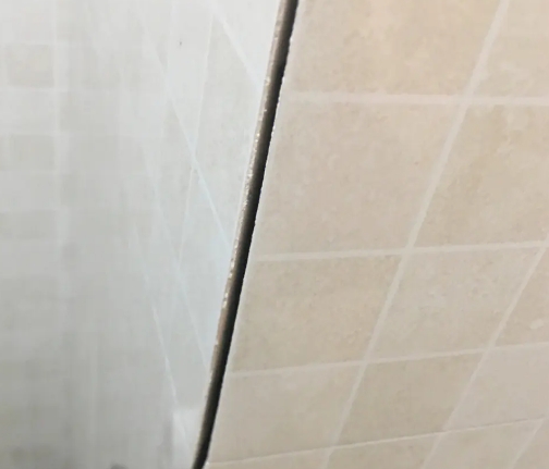 盘龙瓷砖空鼓维修公司分享阳台瓷砖脱落的修复过程可以分为以下几个步骤