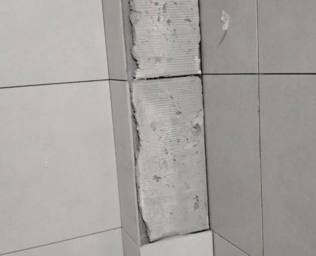 盘龙瓷砖空鼓维修公司分享下瓷砖施工前基层浇水润湿程度不足，可能导致以下问题