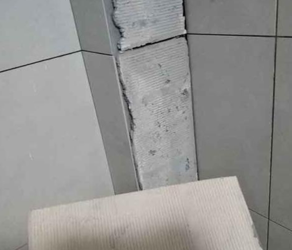 盘龙瓷砖空鼓维修公司分享下厨房瓷砖脱落的补救措施。